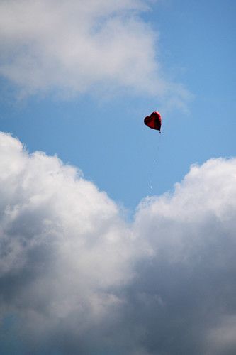 Palloncino Che Vola In Cielo, Happy Birthday Hearts, Happy Birthday In Heaven, Balloons Photography, Birthday In Heaven, Balloon Painting, Iphone Lockscreen Wallpaper, Bubble Balloons, Image Fun