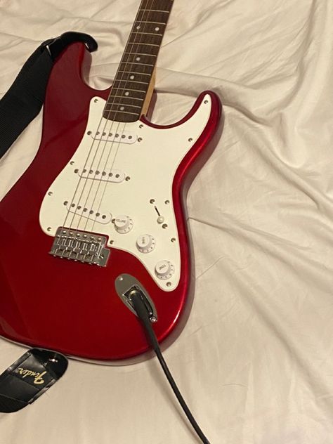 Red And White Electric Guitar, Red Stratocaster Aesthetic, Red And White Guitar, Eletric Gutair Red, Electric Red Guitar, Red Fender Guitar, Fender Electric Guitar Aesthetic, Stratocaster Guitar Aesthetic, Red Fender Stratocaster