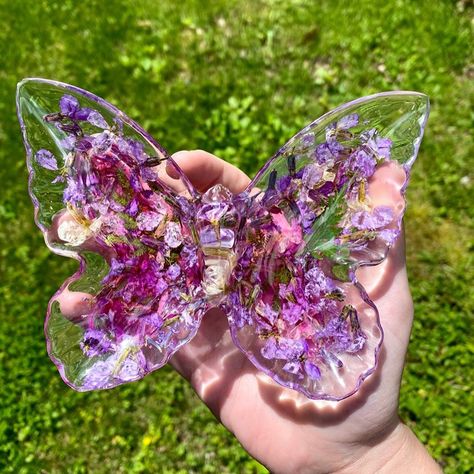 Sydney on Instagram: “🦋Custom Butterfly Dish🦋 Even pressed my own flowers for this cutie Mold from: @biskuitsandgravy • • • • • • • • • • • • • #resinart…” Butterfly Resin Art, Butterfly Resin, Resin Butterfly, Resin Ideas, Butterfly Effect, Resin Artwork, Art Resin, Clay Art Projects, Butterfly Decorations