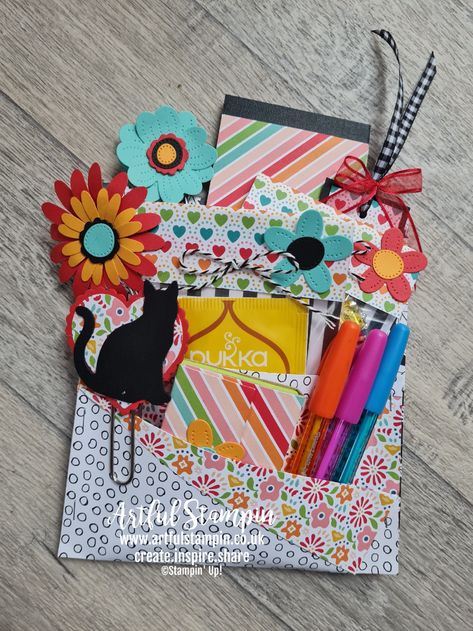 Scrapbook Paper Projects, Loaded Envelopes, Ideas With Paper, Envelope Tutorial, Pocket Envelopes, Paper Pocket, Money Cards, Stamp Projects, Pretty Packaging