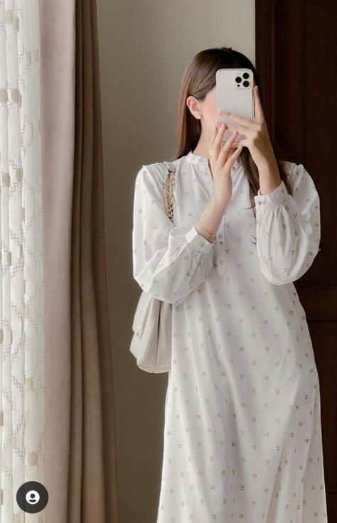 Beautiful Dress design 🌼 2023 White Colour Suits Design, White Kurti Pakistani, White Dress Ideas Pakistani, Desi Clothes Pakistani Outfits Simple, Pakistani Dresses Party Wear, White Kurtis, Pakistani Dresses Party, Summer Vibes Aesthetic, Party Wear Casual