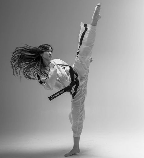 Karate Quotes, Martial Arts Photography, Guerriero Samurai, Karate Shotokan, Women Karate, Karate Kick, Shotokan Karate, Karate Martial Arts, Female Martial Artists