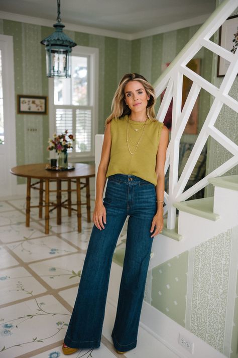 Spring Jeans Outfit Casual Styles Classy, Classic Women’s Fashion, Neutrals Work Outfit, Bright Fall Fashion, Chic Daily Outfit, Age 30 Fashion For Women, Daily Look Outfits Work, Wide Leg Trouser Jeans Outfit, Julia Berolzheimer Style