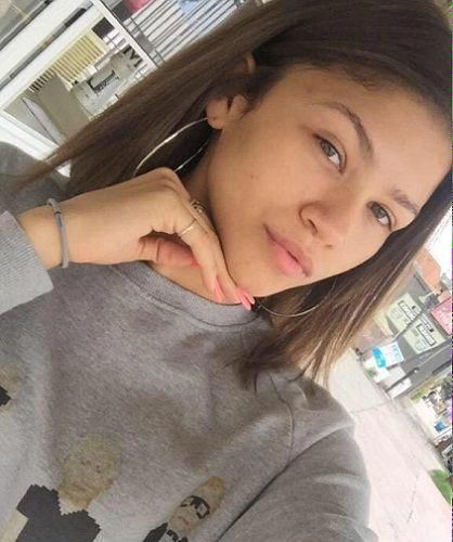 Top 15 Pictures of Zendaya Without Makeup | Styles At Life #organicmakeup Zendaya Without Makeup, Nicki Minaj Without Makeup, Zendaya No Makeup, Jennifer Lawrence Makeup, Pictures Of Zendaya, Zendaya Makeup, Zendaya Hair, Celebs Without Makeup, Zendaya Maree Stoermer Coleman