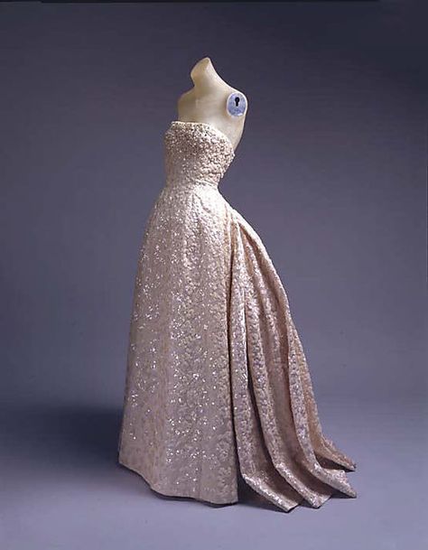 Christian Dior ball gown fall/winter 1953–1954 House of Dior French from silk, sequins, stones and simulated pearls. Christian Dior Dress, House Of Dior, Dior Dress, Look Retro, Fashion 1950s, Look Boho, Vintage Dior, Vintage Gowns, Dior Couture