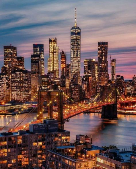 New York City skyline with the Brooklyn Bridge Landscape Photography Tips, Photographie New York, Ville New York, New York Wallpaper, Fotografi Kota, Central Park Nyc, York Wallpaper, Paris Jackson, New York Photos