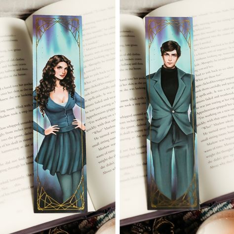 This Foiled Bookmark features Grace and Hudson from Crave. From our July YA 2023: Fauxmance Box.🩸 PRODUCT DETAIL: ✨ 2" x 8" Bookmark ✨ Matte paper bookmark with gold foil ✨ Double-sided artwork by @aseriaart © Tracy Wolff Kindly note: This listing is for one bookmark that is double-sided. We showed each side in the listing photo. Thiago Bianchini, Crowns Of Nyaxia, Carissa Broadbent, The Bridge Kingdom, To Kill A Kingdom, Bridge Kingdom, Paper Bookmarks, Cruel Prince, Letter Opener