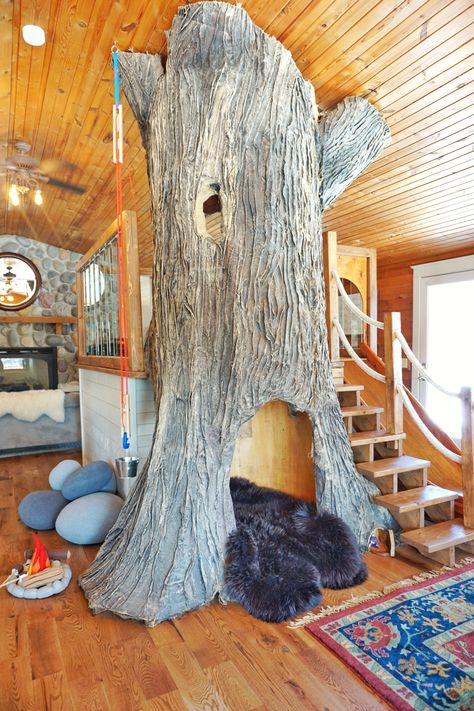 Indoor Tree House inside a log cabin. So much fun for the kids! Indoor Tree House, Treehouse Living, Tree House Interior, Indoor Tree, Casa Loft, Tree House Kids, Cool Tree Houses, Jungle Room, Indoor Trees