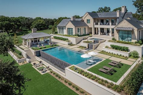 Home Compound Design, Luxury Backyard Garden, House With A Pool Dream Homes, Big House With A Pool, Big Dream House Luxury, Big Beautiful Backyards, Mansion Lake House, Houses With Big Backyards, Modern Mansion Backyard With Pool