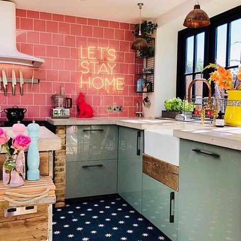 I'm not usually one for eclectic spaces, but this is too cute not to love! Cute White Kitchen Ideas, Square Tile Countertops, Retro Kitchen Inspiration, Retro Mint Kitchen, Fun Color Bathroom, Funky Kitchen Backsplash Ideas, Small Cute Kitchen Ideas, Bright Maximalist Decor Kitchen, Modern Vintage Kitchen Decor