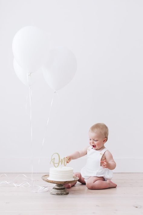 1st Birthday Minimalist, 1 Year Birthday Photoshoot Studio, 1st Birthday Indoor Photoshoot, First Birthday Indoor Photoshoot, One Year Old Studio Session, One Year Old Photoshoot Winter, Indoor First Birthday Pictures, Neutral Smash Cake, 1 Year Photoshoot Ideas Studio