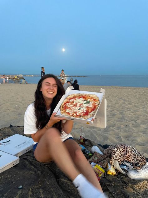 Pizza On The Beach Aesthetic, Pizza At The Beach, Beachday Aesthetic, Date At The Beach, Pizza On The Beach, Beach Pizza, Pizza Picnic, Pizza Date, Obx Beach
