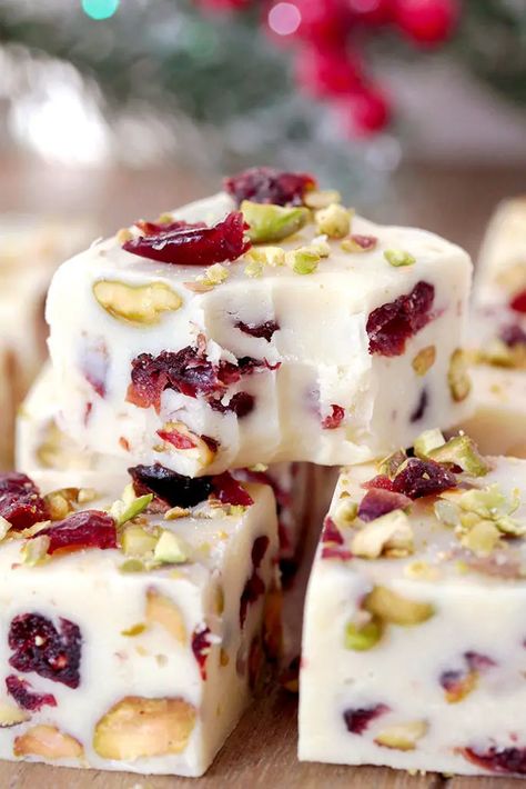 Cranberry Pistachio Fudge, Pistachio Fudge, Joululahjat Diy, Deserturi Raw Vegan, Cranberry Dessert, Homemade Fudge Recipes, Cranberry Pistachio, Fudge Recipes Easy, Candy Recipes Homemade