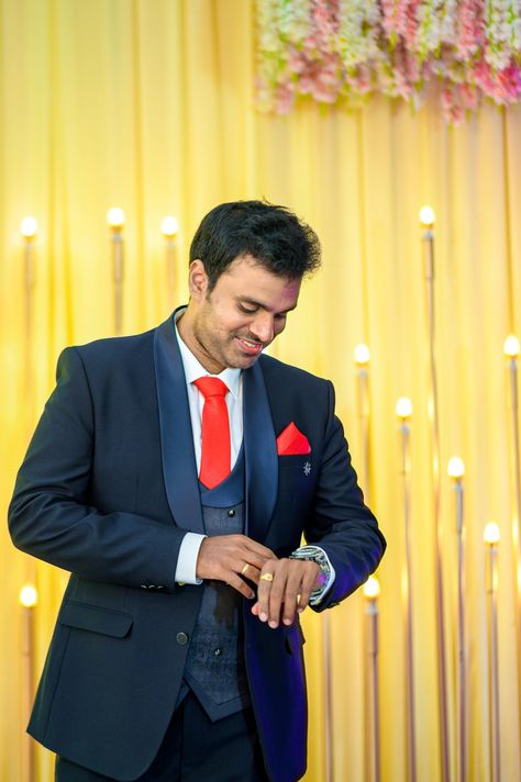 Duhla Singal Pose, Groom Single Poses, Groom Stills, Dulha Pose, Reception Stills, Anniversary Photography Poses, Single Boy, Vendetta Mask, Groom Pose