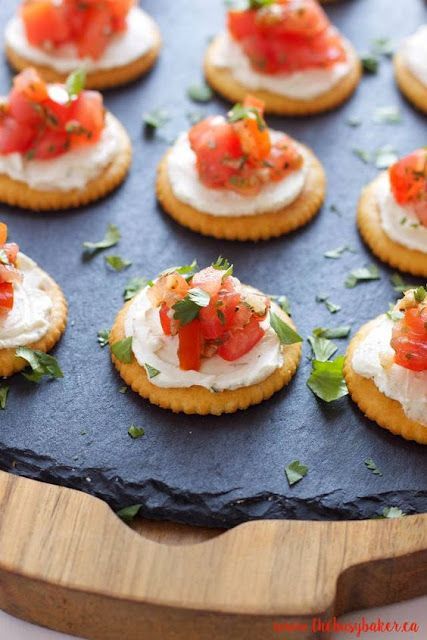 canapés f�áceis e rápidos Creamy Bruschetta, Cracker Appetizers, Bruschetta Bites, Bruschetta Appetizer, Crackers Appetizers, Healthy Finger Foods, Bite Size Appetizers, Bruschetta Recipe, Italian Appetizers