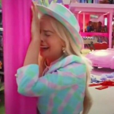 Barbie movie 2023 Margot Robbie crying mood meme - reaction pic - sticker whatsapp Humour, Meme Barbie, Barbie Funny, Barbies Pics, Funny Comedy, Funny Reaction Pictures, Barbie Movies, Barbie And Ken, Margot Robbie