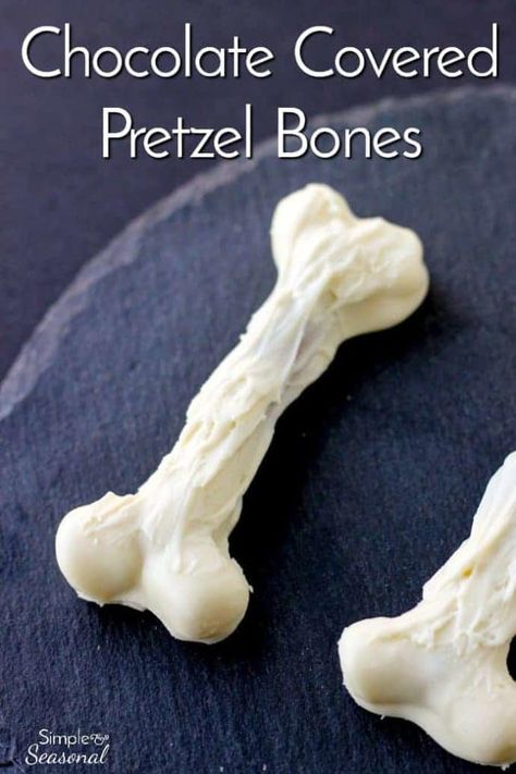 Essen, Pretzel Bones, Halloween Pretzels Treats, Halloween Pretzels, Chocolate Covered Pretzel, Halloween Party Appetizers, Halloween School Treats, Spooky Halloween Treats, Halloween Food Appetizers