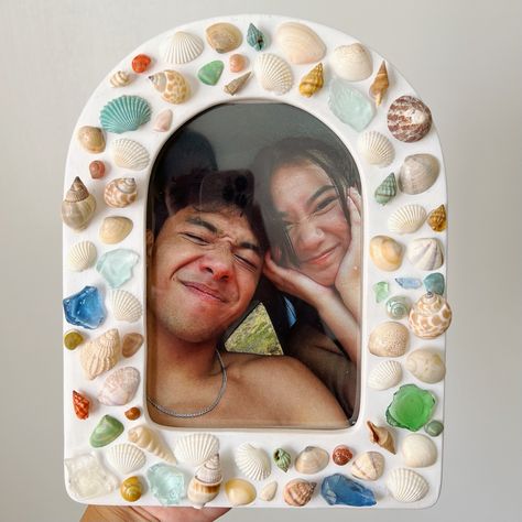 DIY cute simple seashell canvas picture frame Dorm Crafts Diy Decorations, Seashell Decorations Diy, Seashell Decoration Ideas, Cool Things To Do With Seashells, Shell Arts And Crafts, Sea Shell Picture Frame Diy, Shell Gift Ideas, Diy Shells Decorations, Cute Diy House Decor