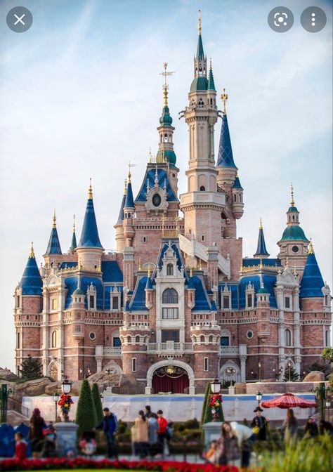 Shanghai Disneyland location Shanghai, China Painted Records, Disney World Castle, Shanghai Disneyland, Disney Diy Crafts, Disneyland Castle, Shanghai Disney Resort, Disney Shanghai, Disney World Florida, Cinderella Castle