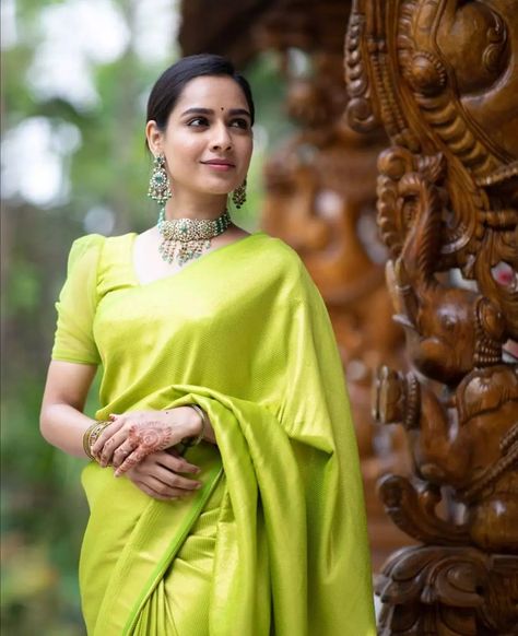 Saree Kanchipuram, Blouse Designs High Neck, South Silk Sarees, Lime Yellow, Simple Blouse Designs, Yellow Saree, Big Fat Indian Wedding, Banarasi Silk Saree, Wedding Saree Indian
