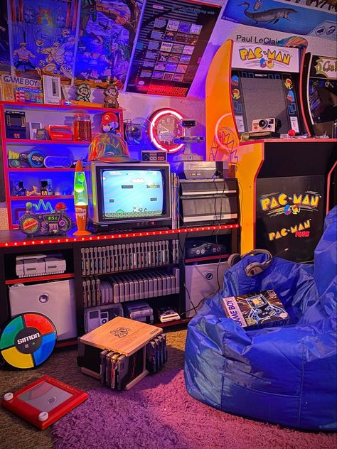 80s Gaming Room, Arcade Aesthetic Room, Retro Room Ideas 1980s, 80s Themed Room, 80’s Room, 90’s Room, Gaming Setup Aesthetic, Room Decor Gaming, Gaming Room Ideas