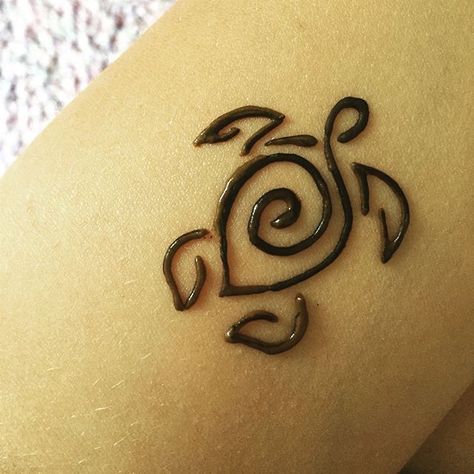 Small turtle using the henna I mixed myself 🐢 • • Also thank you guys so much for 300 followers! Comment any requests or anything to improve this account! • • • • • #turtletattoo #turtlehenna #hennaart #henna #hennadesign #hennatattoo #hennainspire #mendhiart #beautytatoos Super Easy Henna Designs For Beginners, Henna Designs For Diwali, Masculine Henna For Men, Boys Henna Designs, Boy Henna Designs, Spiderman Henna, Henna Tutorial Step By Step, Manly Henna, Dolphin Henna