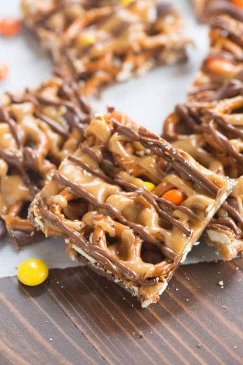 Essen, Chocolate Peanut Butter Pretzel Bars, Peanut Butter Pretzel Bars, Graham Cracker Toffee, Butter Pretzels, Pretzel Bars, Reese's Pieces, Pretzel Twists, Healthy Protein Snacks