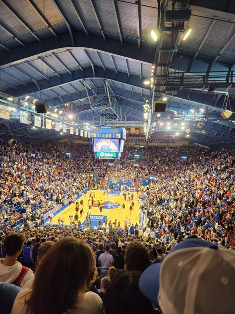 Watching Basketball Aesthetic, College Basketball Aesthetic, Coach Basketball, Ku Basketball, College Basketball Game, Kiss Cam, Usa University, Field House, Uk Basketball