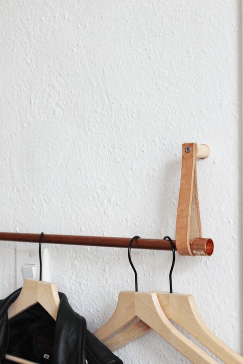 Hanging Clothing Rack, Diy Wall Hooks, Cozy Bedroom Lighting, Diy Clothes Storage, Hanging Clothes Racks, Diy Copper, Diy Clothes Rack, Apartment Storage, Deco Studio