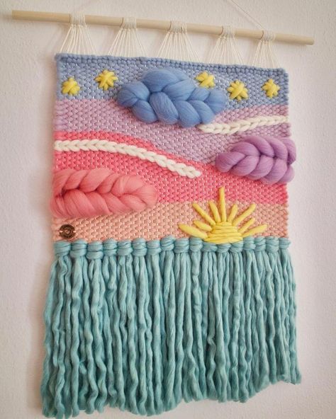 Weaving Yarn Projects, Loom Weaving Wall Hanging, Loom Weaving Projects Ideas, Weaving Loom Ideas, Yarn Weaving Wall Hanging, How To Weave On A Loom, Loom Weaving Ideas, Easy Weaving Projects, Weaving Projects Ideas