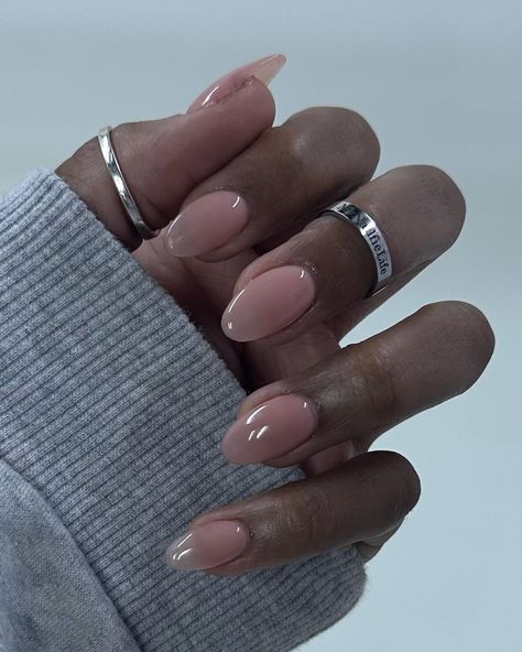 Classy Lady Nails, Short Acrylic Almond Nails Design, Short Oval Shaped Nails Designs, Pretty Round Nails, Round Nails Medium Length, Summer Gel Nails Round, Elegant Almond Nails Classy Short, Nail Inspiration Dip, Dipped Natural Nails