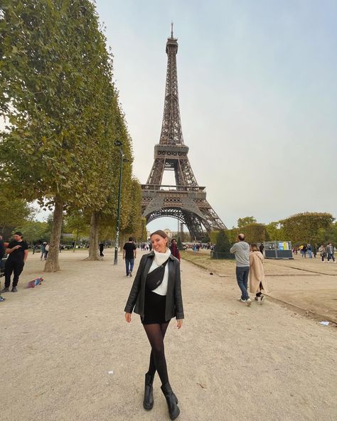 eiffel tower, eiffel tower photo inspo, paris, paris aesthetic, mini skirt style, sweater weather, leather jacket outfit, chelsea boots outfit, chunky boots, crossbody, france, european, fall vibes, european fall, autumn outfit, fall outfit inspiration, black tights outfit, european street style, paris street style, natural makeup, claw clip style, european pictures, layered outfit, pose ideas, fall outfit skirt, neutral outfits Paris Outfits Christmas, Paris France Outfits Fall, Paris Outfit Winter Ideas, Outfits Ideas For Paris, Parissiene Style Winter, Paris France Winter Outfit, Paris Aesthetic Outfit Autumn, Eiffel Tower Winter Outfits, Paris Autumn Fashion