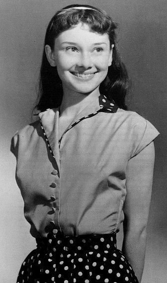 Audrey Hepburn. Because there's no way I'd recognize her if I didn't tell myself that. Oh my gosh. !!!!!!!!!!!!! Young Audrey Hepburn, Audrey Hepburn Outfit, Audrey Hepburn Born, Audrey Hepburn Photos, Lindy Hop, Audrey Hepburn Style, Hepburn Style, Katharine Hepburn, My Fair Lady