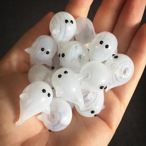 Blown hollow lampwork glass ghost beads for Halloween, by Laura Sparling See this Instagram photo by @beadsbylaura • 126 likes Fimo, Glass Flameworking, Lamp Working, Glass Lampwork, Handmade Glass Beads, Glass Figurines, Halloween Ghost, Lampwork Glass Beads, Glass Art Sculpture