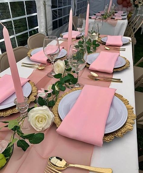 Cute Brunch Decorations Table Settings, Pink And Gold Outdoor Party, Pink White Gold Table Setting, Pink Table Runner Ideas, Dinner Table Decor With Candles, White And Gold Quince Table, Pink White Gold Decorations Party, Pink Rose Table Decorations, Pink And Beige Table Setting