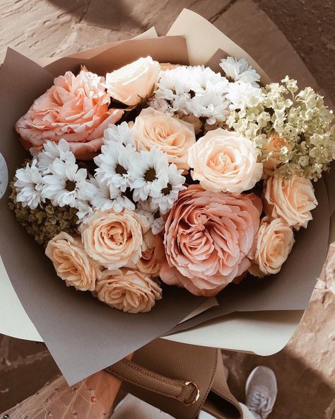The Future Is Yours To Create, Flower Bouquet Big, Big Flower Bouquet, Flower Bambi, Rose Vibe, Flowers Bouquet Aesthetic, Date Flowers, Flower Bouquet Pictures, White Flowers Bouquet