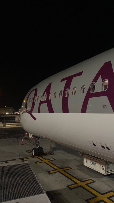 Qatar Airways Aesthetic, Qatar Wallpaper, Qatar Pictures, Qatar Aesthetic, Qatar Airport, Qatar Flag, Qatar Travel, Airport Aesthetic, Dubai Vacation