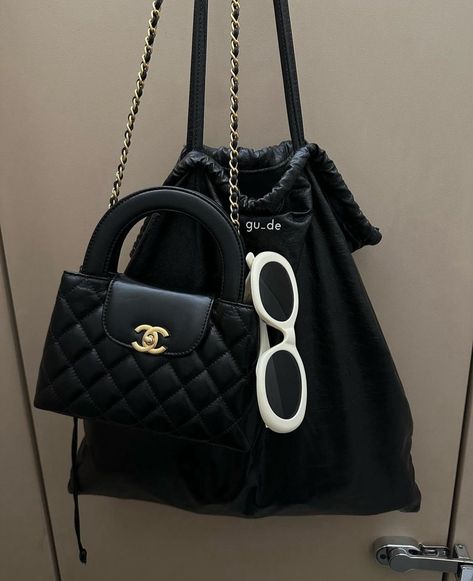😍 @threadsgen | Instagram Small Chanel Classic Flap, Chanel Mini Kelly, Chanel Kelly Bag, Chanel Kelly, Chanel Shopping Tote, Handbag Luxury, Chanel Mini Flap Bag, Hermes Kelly Bag, Chanel Party