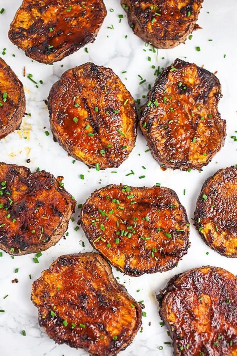 BBQ Sweet Potatoes Essen, Bbq Sauce Vegetables, Sweet Potato Bbq Recipes, Meatless Grilling Ideas, Sweet Potato On Bbq, Bbq Summer Recipes, Sweet Potato On The Grill, Bbq Sweet Potato Recipes, Vegan Bbq Recipes Grill