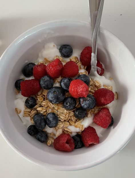 Breakfast Yogurt Parfait, Breakfast Yogurt, Blueberries And Raspberries, Yogurt Breakfast, Healthy Yogurt, Yogurt And Granola, Makanan Diet, Yogurt Greco, Yogurt Bowl