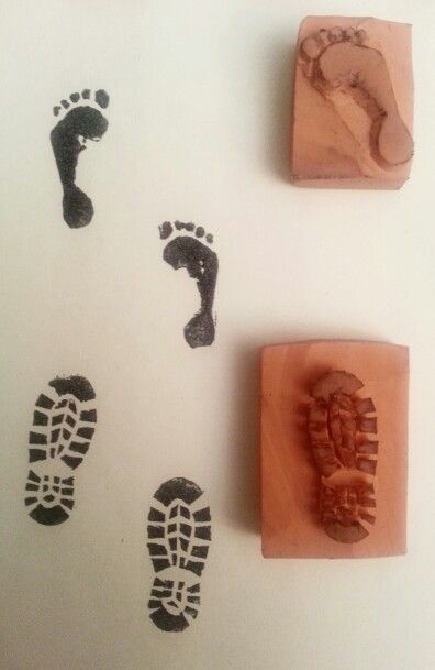 Simple Print Making Designs, Stamp Making Ideas, Stamp Carving Ideas, Stamp Design Ideas, Hand Carved Stamps Diy, Shoe Stamp, Linocut Prints Ideas, Diy Rubber Stamp, Rubber Stamp Carving