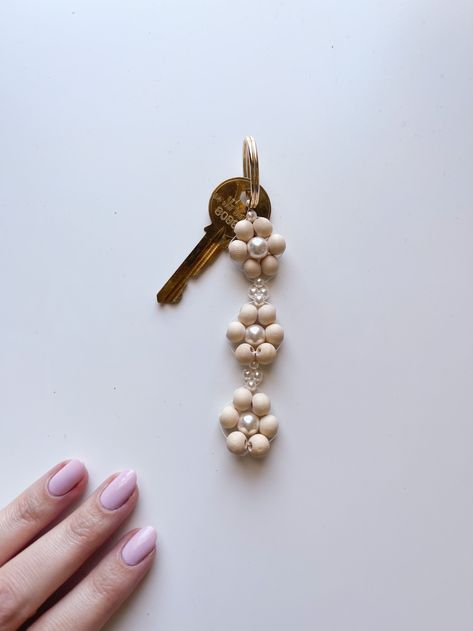 Tiny Bead Keychain, Keychain Wooden Beads, Simple Bead Keychain, Bead Key Chains Aesthetic, Keychain Inspo Beads, Diy Pearl Keychain, Beaded Keychains Tutorial, Jewelry Accessories Diy, Pearl Keychain Diy