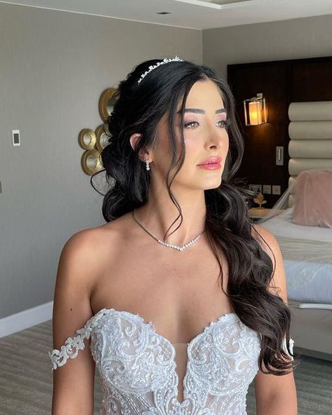 Chic Bridal Hair, Bride Hairstyles With Veil, Bride Hair Down, Wedding Hairstyles With Crown, Bridal Hair Half Up, Bridal Hair Down, Half Up Wedding Hair, Wedding Tiara Hairstyles, Wedding Hair Half