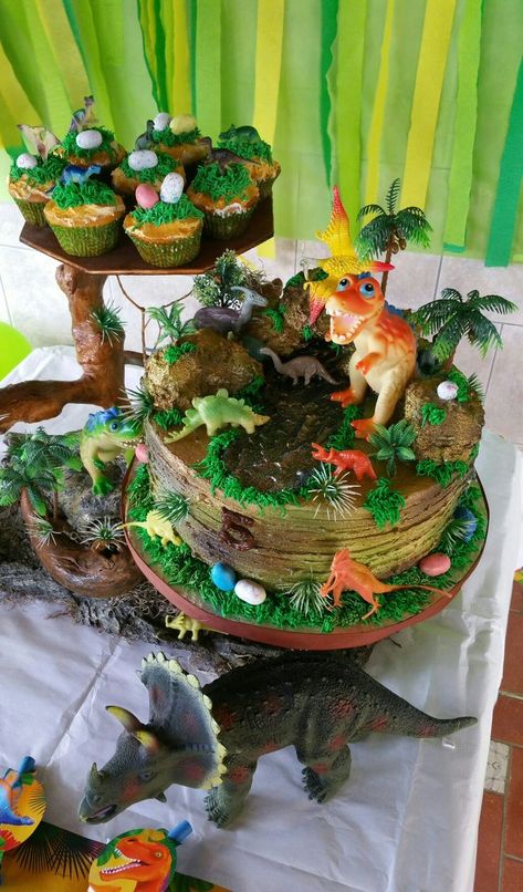 Dinosaur Cake Two Sided Cake Birthdays, Dinosaur Birthday Party Cupcakes, Dinosaur Birthday Party Cake, Birthday Party Cake Table, Birthday Party Cupcakes, Dinosaur Cakes, Festa Jurassic Park, Birthday Cupcakes Boy, Party Cake Table