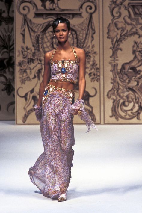 Vintage Runway Vault - Chanel Haute Couture Spring/Summer 1993. Model:... Haute Couture, Couture, Vintage Catwalk, Chanel 1993, Nadege Du Bospertus, Runway Fashion Chanel, Runway Fashion Vintage, Chanel 90s, Walking Art