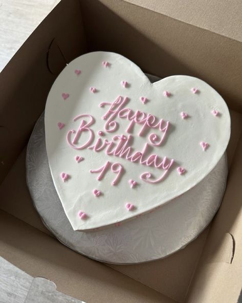 Birthday Cake 19th Birthday, 19th Birthday Cakes, Heart Birthday Cake, Vintage Birthday Cakes, Cute Birthday Pictures, Pink Birthday Cakes, Birthday Dinner Party, Funny Birthday Cakes, 16 Birthday Cake