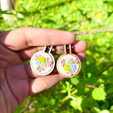 Beautiful Mini Embroidery Hoop Earrings, Excellent For Any Occasion Are Made By Myself! It Goes Well With Any Outfit! The Hoops Are Roughly 1-Inch Circles, Each About The Size Of A Quarter. And They’re Super Light Will Not Stretch Your Ears! These Earrings Make Great Gifts For Christmas, Mother’s Day, Birthdays, Bridesmaids Gifts, Treat Yourself Days, And Any Other Occasion. Materials: Wooden Mini Embroidery Hoops Stainless Still Hooks Embroidery Thread Note: Colour And Detail May Vary Slightly, As Each Set Of Earrings Is Handmade Upon Ordering. It Will Take Me 1-2 Weeks To Make Them, So Please Allow 5-10 Business Days Prior To Shipping. Earrings Embroidery, Mini Embroidery Hoop, Mini Embroidery, Embroidery Hoops, Gifts For Christmas, Earrings Statement, Floral Earrings, Bridesmaids Gifts, Embroidery Hoop