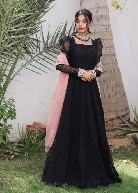 Long Black Skirt Outfit Ideas, Black Dress Party Wear, Net Dresses Pakistani, Anarkali Dress Party Wear, Net Puff Sleeves, Frocks For Women Party, Dress For Bride Sister, New Eid Dress, Long Black Skirt Outfit