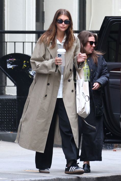 Balayage, Model Off Duty Style Kaia Gerber, Kaia Gerber Book List, Kiai Gerber, Off Duty Model Style, Kaia Gerber Outfits, Kaia Gerber Street Style, Looks Adidas, Kaia Gerber Style