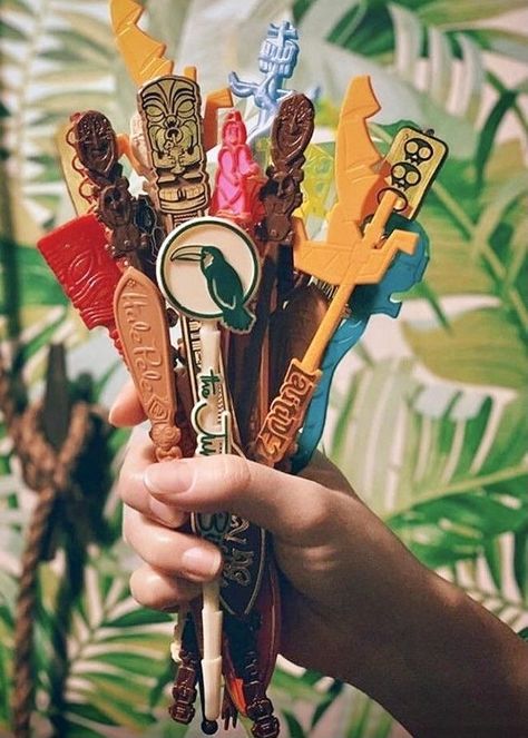 Vintage Tiki Aesthetic, Vintage Tropical Aesthetic, Tiki Aesthetic, Retro Tiki Party, Tiki Bar Ideas, Tiki Patio, Vintage Tiki Bar, Tiki Cake, Tiki Wedding